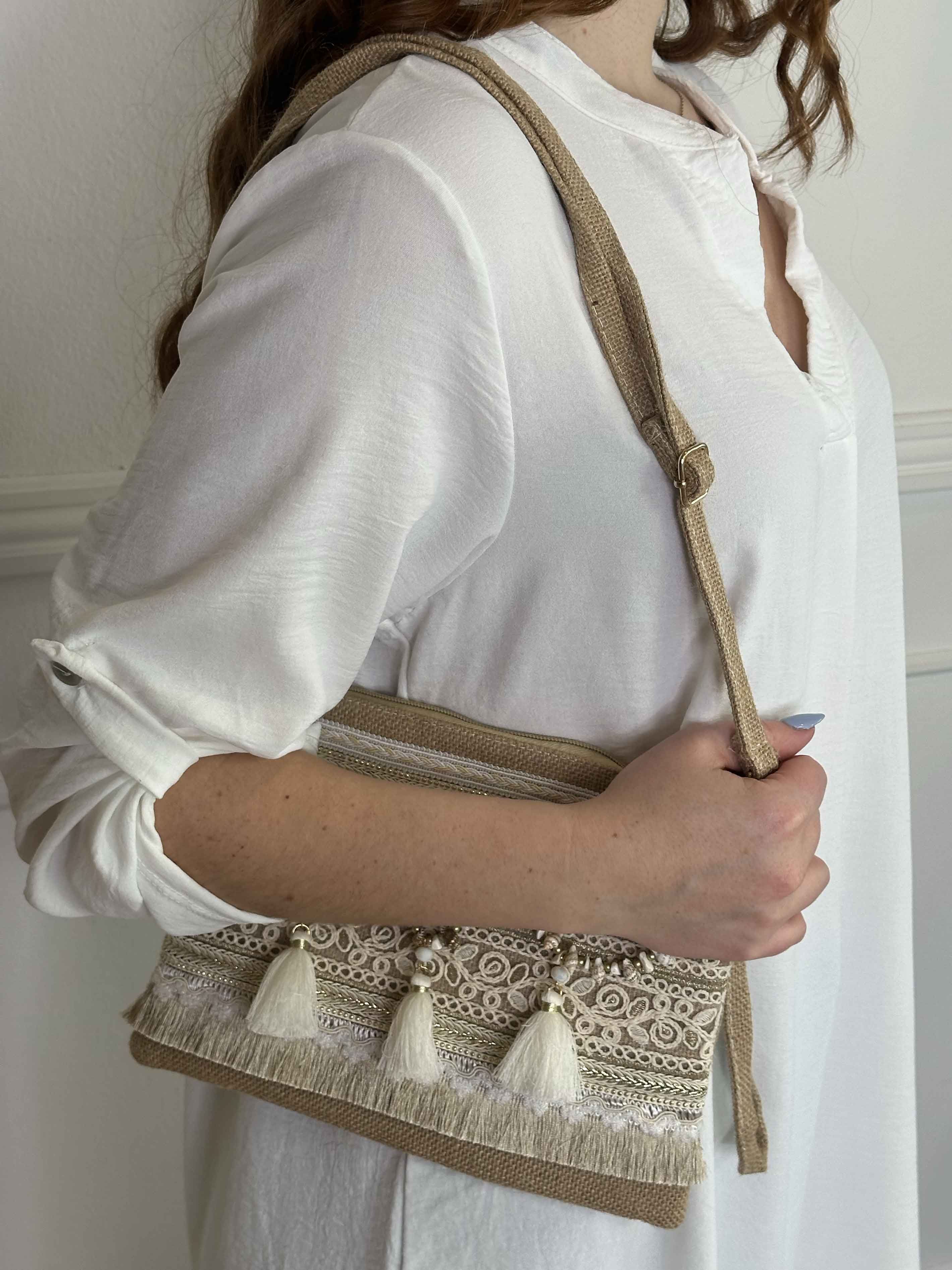 Callie - Clutch utsmyckad med musslor och fransar